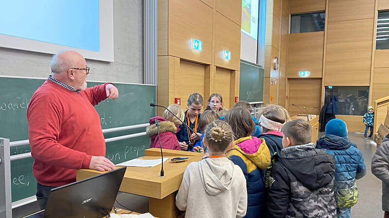 Der stellvertretende Museumsleiter Dr. Stefan Maier mit den jungen Studenten der Kinderuni am TUM Campus-Straubing.