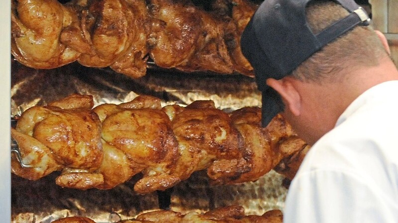 Eine Hendlbraterei gehört zum Volksfest einfach dazu - dies war die einhellige Meinung aller Mitglieder des Haupt- und Finanzausschusses am Dienstagabend. Über das "Wie" und "Wo" beim diesjährigen Fest besteht allerdings noch Diskussionsbedarf.