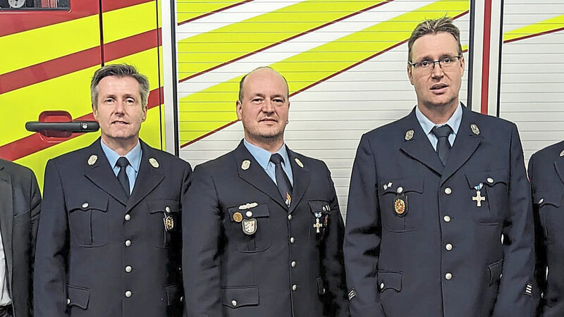 Bürgermeister Radlmeier (l.) mit den Kommandanten Bernhard Hubauer (3.v.l) und Rudolf Fischer (4.v.l.) sowie den verabschiedeten Kommandanten aus Reichersdorf, Ulrich Hückinghaus (2.v.l.) und Anton Luschtinetz (r.).