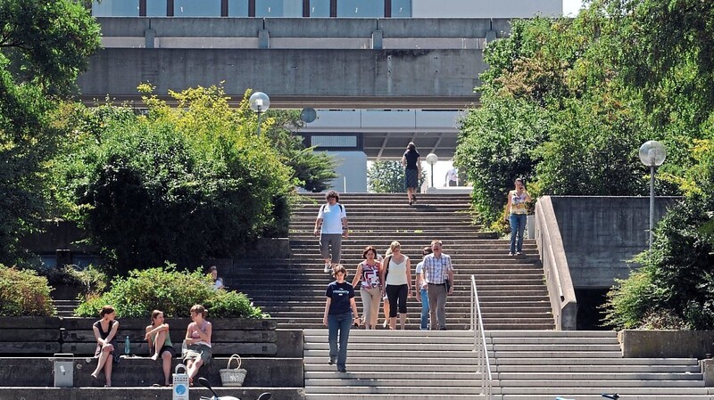 Die Universität Regensburg ist bei Studenten begehrt. Plätze in Studentenwohnheimen sind aber rar.