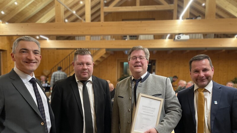 Landrat Ronny Raith (v.l.), Michael Adam, Joli Haller, und zweiter Bürgermeister Jochen Koller.