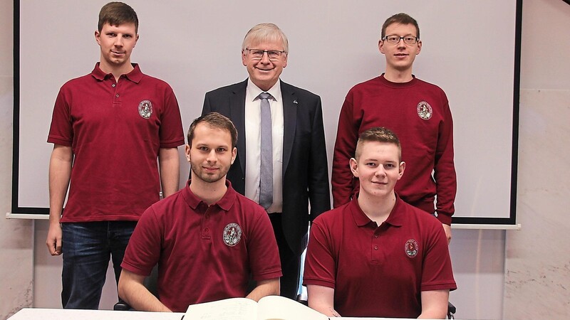 Die erfolgreichen Blasrohrschützen durften sich ins Goldene Buch der Gemeinde eintragen: Matthias Müller und Justin Link (vorne, von links) sowie Sebastian Bindl (hinten, links) und Lukas Liegl (hinten, rechts). Bürgermeister Helmut Heumann gratulierte.