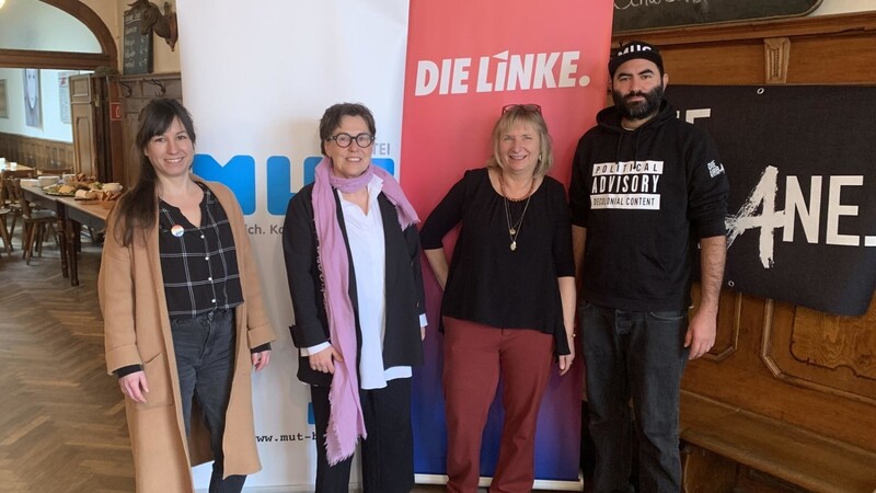 Michaela Dietrich (l.) von Mut, Adelheid Rupp von den Linken (2. v. l.), die Parteilose Sabine Rechmann und Achim "Waseem" Seger von Die Urbane wollen gemeinsam den Sprung in den Landtag schaffen.