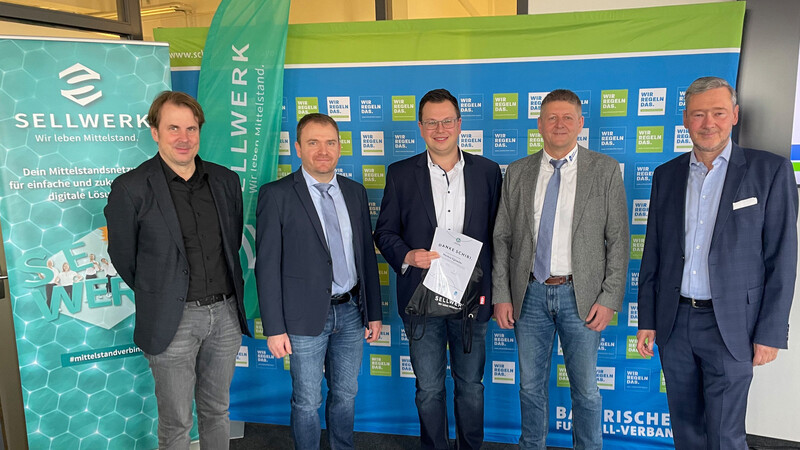 "Danke Schiri"-Sieger Markus Eglseder (Mitte) mit: (v.l.) Michael Oschmann (CEO Sellwerk/Das Örtliche), Michael Völk (Mitglied im Verbands-Schiedsrichter-Ausschuss), Robert Fischer (Bezirks-Schiedsrichter-Obmann Niederbayern) und BFV-Vizepräsident Robert Schraudner.