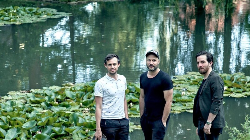 Manuel Braun (Video), Tobias Kratzer (Regie) und Rainer Sellmeier (Bühne, v. l.) am Teich im Park des Festspielhauses.