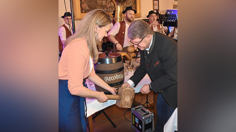 Staatsministerin Judith Gerlach beim Anzapfen des ersten Fasses Starkbier, unterstützt von Arcobräu-Gebietsverkaufsleiter Hans Artmann.