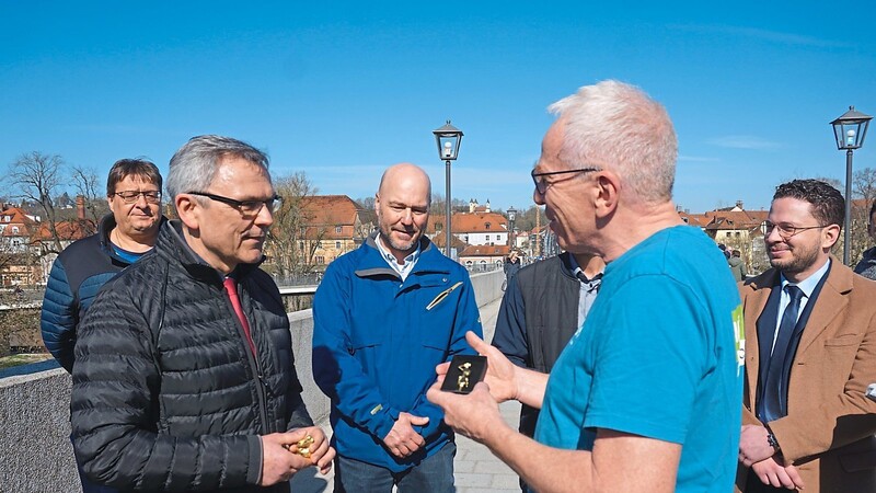 Wolfgang Bogie vom VCD (rechts) übergab die Auszeichnung an Stefan Männicke.