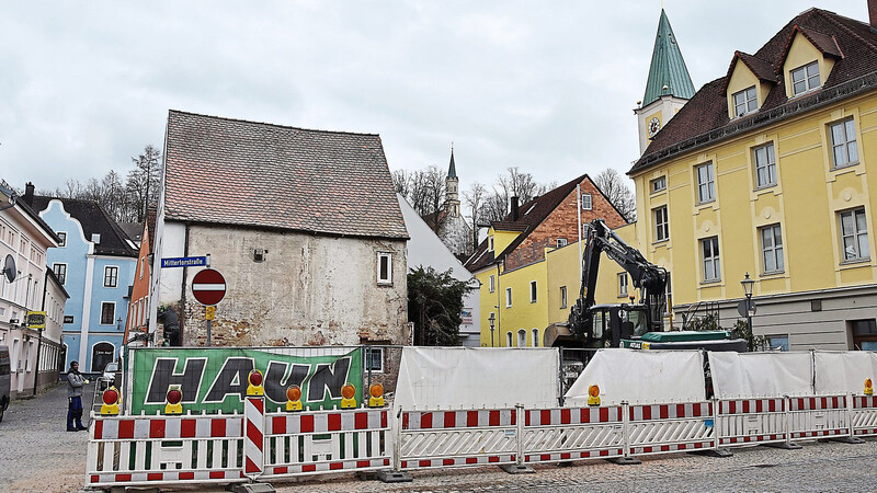 Passanten wie motorisierten Verkehrsteilnehmern ins Auge gestochen sein dürfte der neue Blickwinkel, der sich derzeit in der Mainburger Innenstadt auftut.