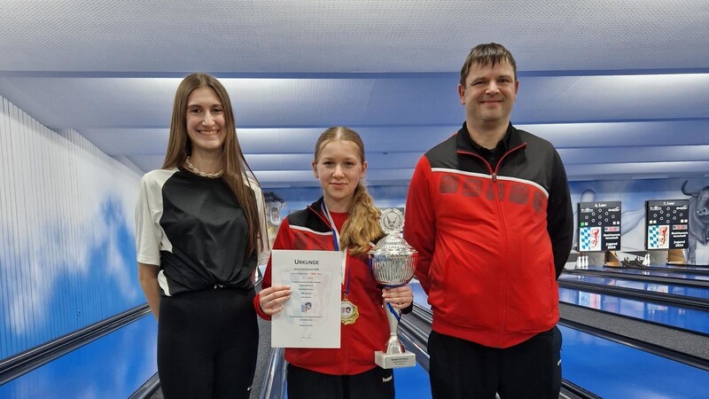 Bezirksmeisterin Julia Kantsperger mit ihrem Trainerteam.