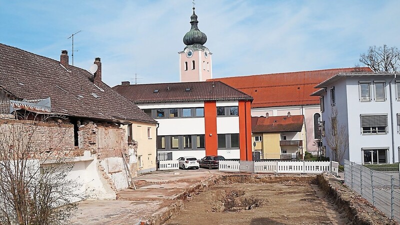 Der Stadel ist Geschichte. Zunächst wird der Bereich verfüllt, damit im Anschluss die Baustellenzufahrt für den Erweiterungsbau der Grund- und Mittelschule entstehen kann.