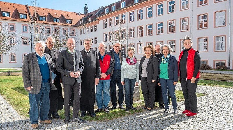 Setzen sich für die Fortführung des Schulbetriebs am Johannes-Nepomuk-Gymnasium Rohr unter der Trägerschaft des Landkreises Kelheim ein: der Vorstand des Freundeskreises des Klosters mit Vorsitzendem Manfred Weber (3. v. l.), Elternbeiratsvorsitzende Petra Hachmann-Weber (4. v. r.) und die Vorsitzende des Vereins der Freunde des Gymnasiums, Roswitha Priller, die gemeinsam mit Abt Markus (2. v. l.) noch einmal einen Austausch führten.