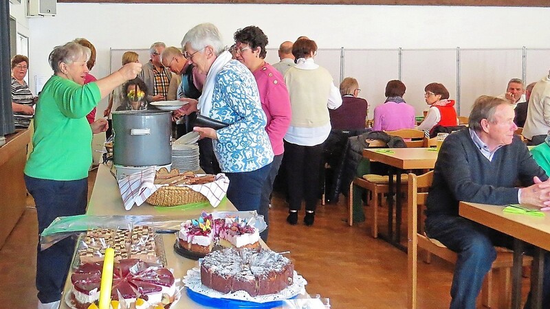 Nach dem Gottesdienst ließen sich die Besucher im Pfarrheim das Fastenessen schmecken.