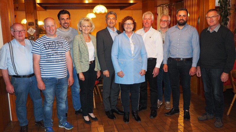 Einstimmig wählte der CSU-Ortsverband Arnbruck Angelika Leitermann (Mitte) zur Bürgermeisterkandidatin. Josef Achatz (v.li.), die Gemeinderäte Stefan Achatz, Josef Nürnberger und Rosemarie Kaeser, der stellvertretende CSU-Kreisvorsitzende Dr. Ronny Raith, Ortsvorsitzender Franz Kroiß, 2. Bürgermeister Konrad Freimuth, stellvertretender Ortsvorsitzender Josef Raith und Kassier Karl Hirtreiter.