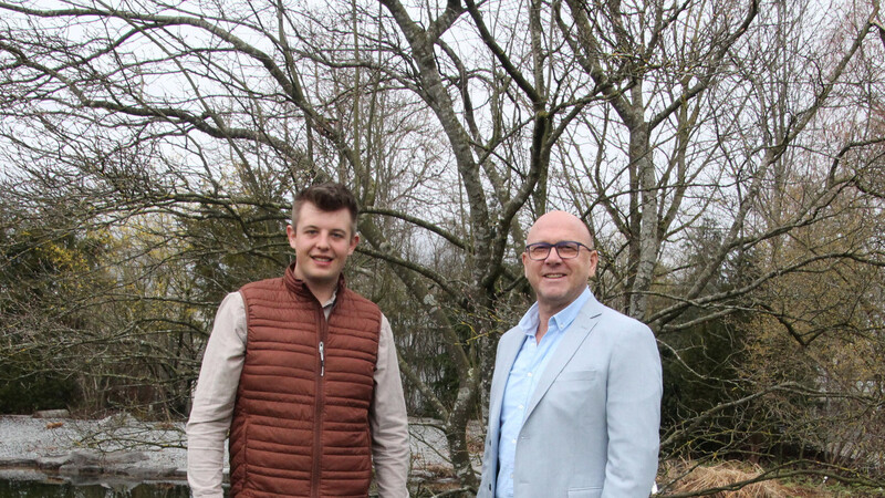 Michael Reindl (l.) ist einer der talentiertesten Nachwuchskräfte im Garten- und Landschaftsbau - hier zusammen mit seinem Ausbildungsleiter Konrad Zehentbauer.