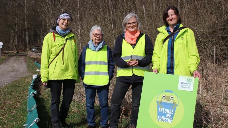 Im Einsatz für Kröten und Frösche: Kathy Mühlebach-Sturm (v.l.), Elisabeth Seewaldt, Ingrid Großmann und Rita Rott (BN-Regionalreferentin für Niederbayern).