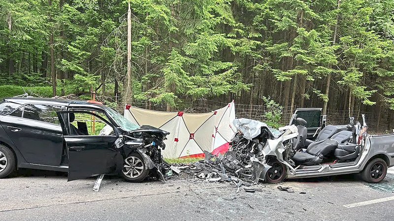 Am 8. Juli 2023 ereignete sich auf der Kreisstraße zwischen Ramsried und Haus ein Unfall, bei dem zwei Tote zu beklagen waren.