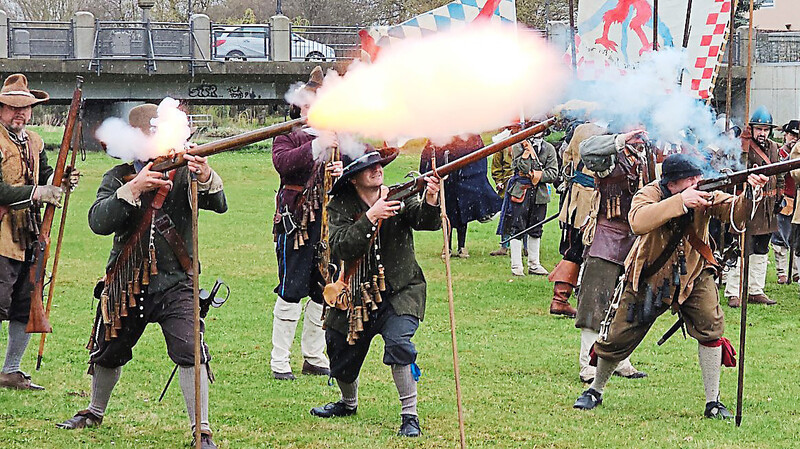 Zum Frühjahrsmarkt haben die Gennßhenkher einiges vor. Am Samstag, 23. März, ab 13 Uhr, gibt es mit befreundeten Gruppen einen Drill auf der Viehmarktwiese und auch am Marktsonntag werden die Musketen knallen.