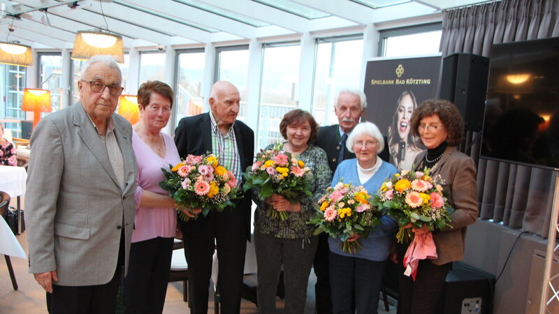 Die Tafel-Mitglieder der ersten Stunde erhielten für ihr ehrenamtliches Engagement über 15 Jahre eine Ehrung und einen Strauß Blumen sowie eine Flasche Wein. Geehrt wurden: Initiator Albin Lang, Vorsitzender Arnfried Lausch, Stellvertreterin Christa Aschenbrenner, Rudolf Rosenlehner, Helga Haute und Brigitta Maut, Gerda Simstich.