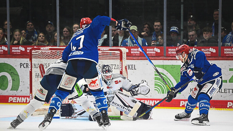 Wurde nach dem zweiten Drittel ausgetauscht: Hunter Miska, der Goalie der Straubing Tigers, musste nach einem 3:0-Rückstand auf die Bank, für ihn kam Florian Bugl in das Gehäuse der Mannschaft.