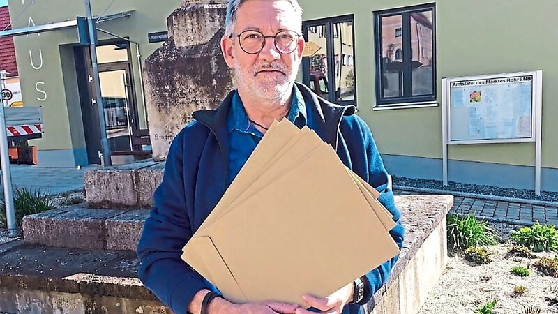 BI-Vorstandsmitglied Hubert Hietl vor dem Rohrer Rathaus mit den neun Einwänden gegen den geplanten Amazon-Logistikpark bei Stocka, die er auf 74 Seiten formuliert hat.