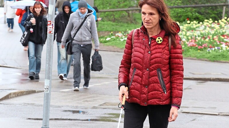 Mit ihrem Blindenstock pendelt Hannelore Winbeck ihre Umgebung ab - nach Hindernissen und Hinweisen zur Orientierung. Auch ihr Gehör und Tastsinn helfen ihr im Alltag.