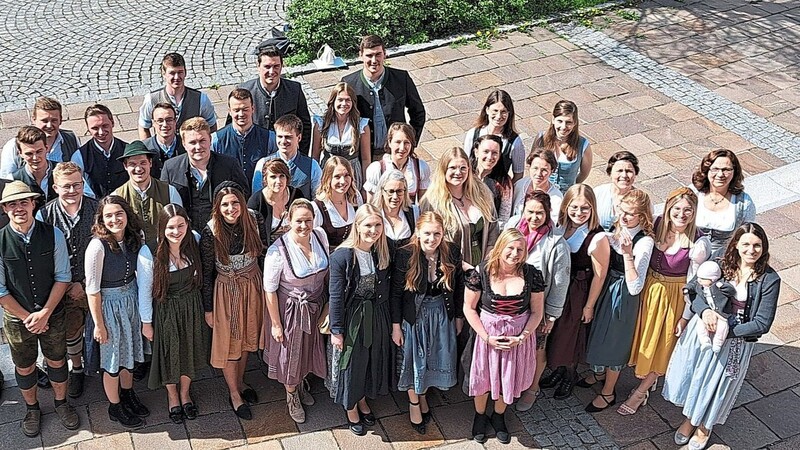 Zu einem letzten Gruppenfoto versammelten sich Hauswirtschaftsschüler und Landwirte vor dem Landratsamt.