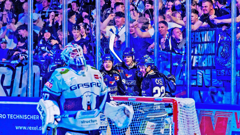 Durch die Tore von Cole Fonstad, Mark Zengerle und Joshua Samanski (Mitte) konnten die Straubing Tigers die Eisbären Berlin bezwingen.