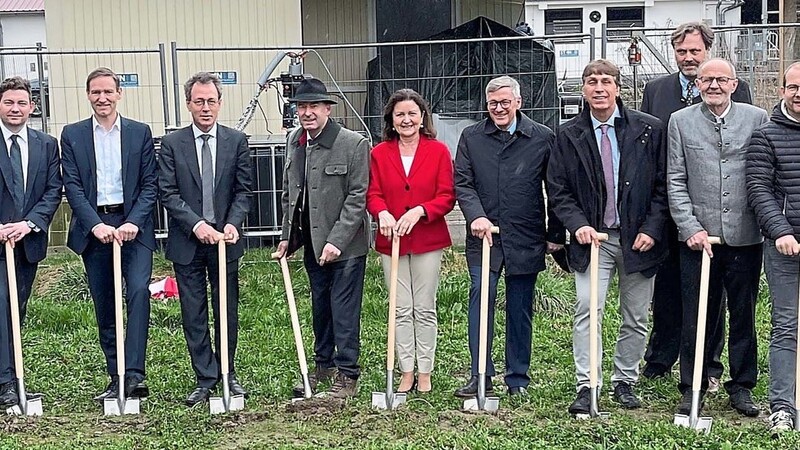 Olaf Heinrich, Markus Scheuermann (Bezirksrat), Thomas Haslinger (zweiter Bürgermeister Stadt Landshut), Regierungspräsident Rainer Haselbeck, Fritz Pörnbacher (Präsident Hochschule für angewandte Wissenschaften), Hubert Aiwanger, MdL Jutta Widmann, Josef Hofmann, Michael Zehentbauer (Direktor Agrarbildungszentrum), Stefan Neser (Landesanstalt für Landwirtschaft), Cyriak Laner (Agrotel), Tobias Finsterwalder (Finsterwalder Umwelttechnik) und Christian Beckmann (Leiter Landmaschinenschule).