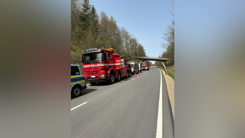 Polizei, Feuerwehr und ein Spezialfahrzeug waren vor Ort. Die Bergung des Sattelzugs dauerte mehrere Stunden.