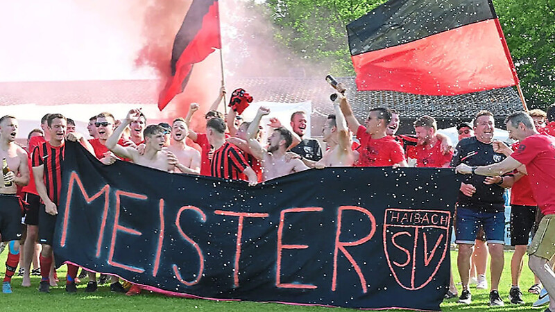 Die Fußball-Meistermannschaft des SV Haibach aus der Spielzeit 2022/23 (Kreisklasse Straubing) stammt größtenteils aus der eigenen Jugend. Vorsitzender Rudi Dilger bezeichnet die Truppe als Gemeinschaft.