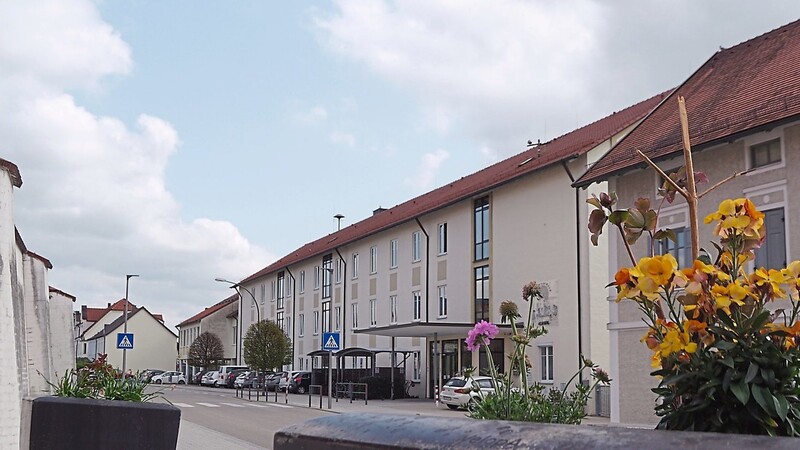 Das Hauptgebäude der Grundschule Vilsbiburg stammt aus dem Jahr 1956. Derzeit gehen 531 Schulkinder in 20 Klassen.