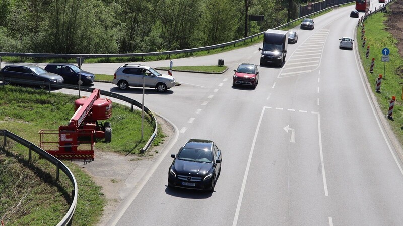 Die B20-Auf- und Abfahrt zum Aldi wird ab Sonntagnachmittag für rund vier Wochen dichtgemacht. Dort, wo jetzt der rote Steiger steht, entsteht eine Spur zum Einfädeln in Richtung Straubing.