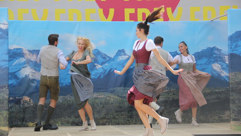 Zu fetziger Musik tanzten die Models auf dem Laufsteg vor Bergpanorama.