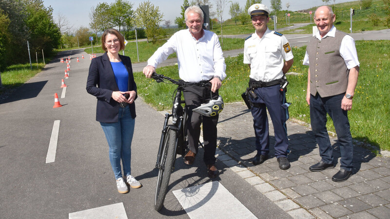 Bürgermeisterin Andrea Probst, der Vorsitzende der Gebietsverkehrswacht, MdB Alois Rainer, Polizeihauptmeister Dominik Peschke und der stellvertretende Vorsitzende der Gebietsverkehrswacht, Ferry Eckl (von links) haben die Saison eröffnet.