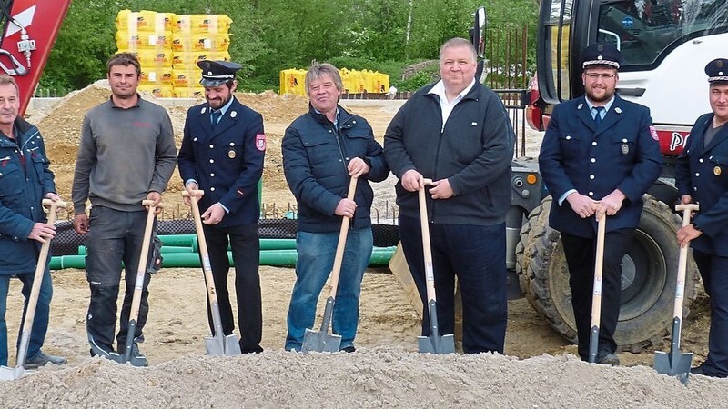 Beim Spatenstich: Ade Geltinger (Gemeinderat und Ehrenvorsitzender), Wolfgang Perzl (Firma Perzl Bau), Ludwig Schandl (Firma Perzl Bau), Robert Brandhuber (Kommandant), Lorenz Fuchs (Bürgermeister Schalkham), Jürgen Buchner (Zweiter Bürgermeister Schalkham), Josef Aichner (Vorsitzender), Tobias Nitzl (Zweiter Vorsitzender, von links).