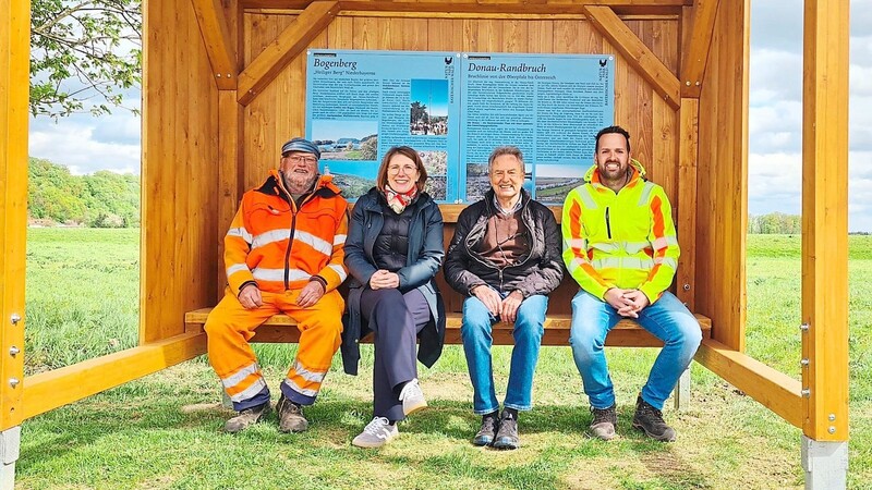 Bürgermeisterin Andrea Probst (Zweite von links) mit Hungerstein-"Vater" Hermann Mayer (Zweiter von rechts) im neuen Unterstand am Rastplatz. Neben ihnen sitzen links Josef Bauer vom Bauhof, rechts Bauhofleiter Sebastian Peintinger.