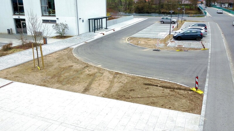 Wird noch begrünt: der neu gestaltete Vorplatz der Schule. Mit dieser letzten Verschönerungsaktion findet der jahrelange An- und Umbau der Schule mit Ganztagsschule und Sporthalle auch im Außenbereich sein Ende.