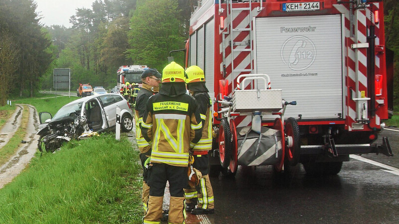 Der auf der Fahrerseite schwer in Mitleidenschaft gezogene Pkw, der im Graben landete.