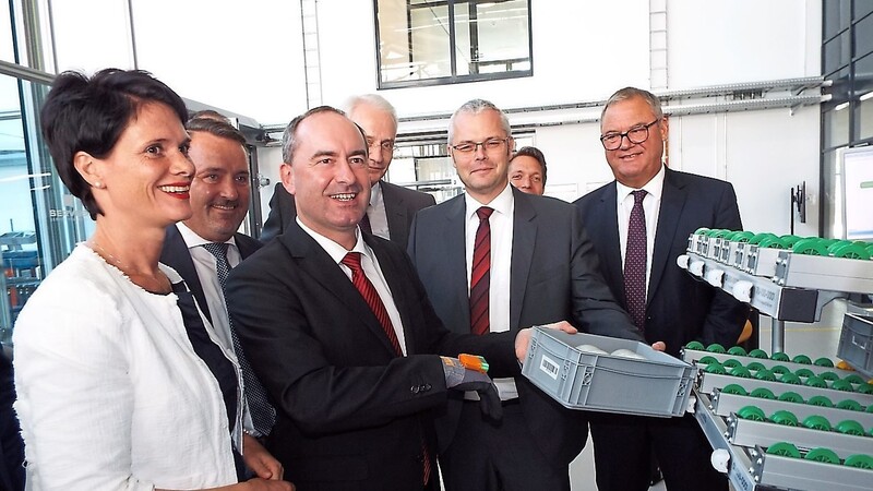 Wirtschaftsminister Aiwanger testet das System ProGlove, ein in einen Handschuh integrierten Scanner. Mit ihn lassen sich pro Scan bis zu vier Sekunden Zeit sparen.