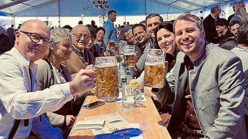 Auf ein zünftiges Bierfest: Im Festzelt in Landau in der Pfalz stießen unter anderem Bürgermeister Matthias Kohlmayer und sein Pfälzer Amtskollege, Oberbürgermeister Dominik Geißler, 2. Bürgermeister Thomas Lorenz, 3. Bürgermeister Xaver Hagn, Altbürgermeister Josef Brunner und Stadtrat Sebastian Rembeck miteinander an.