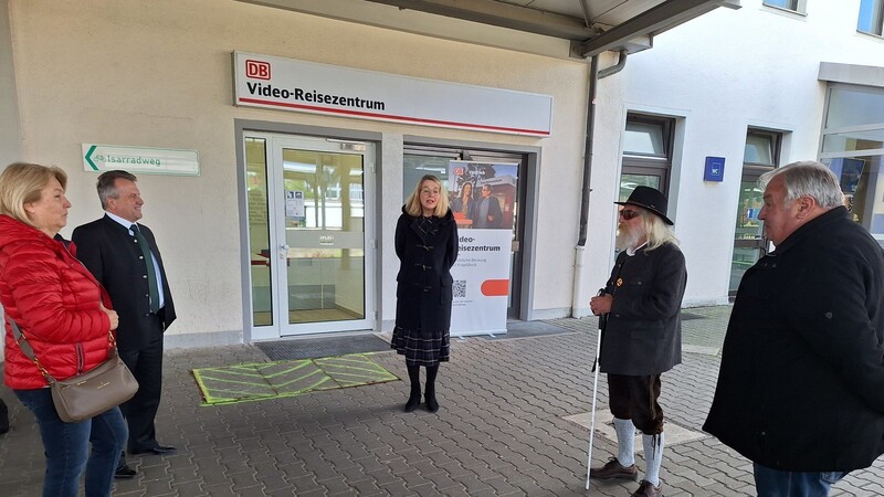 Vor dem neuen Reisezentrum: (v. l.) Behindertenbeauftragte Sabine Bernauer, Anthony Schwaiger (Leiter Verkaufsbezirk Nordbayern), Claudia Langhoff (Leiterin DB-Vertrieb), Peter Wührer (Blinden- und Sehbehindertenbund) und dritter Bürgermeister Max Thoma.