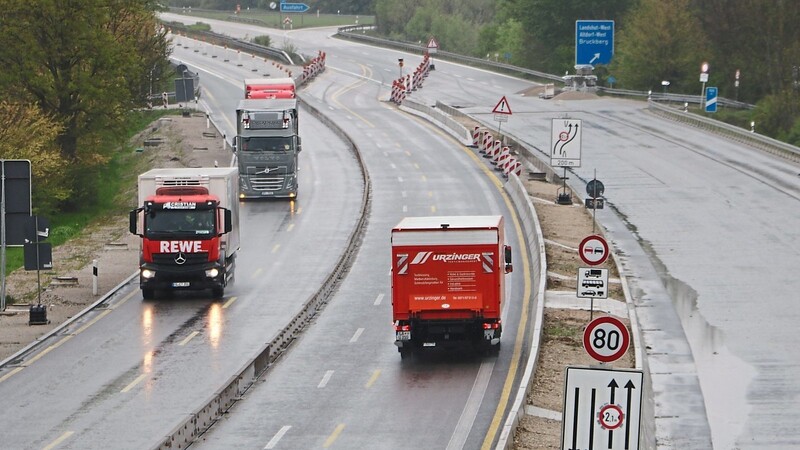 Bis die Arbeiten auf rechten Seite abgeschlossen sind, läuft der Verkehr noch wie bisher. Danach zieht die Baustelle noch einmal um, damit auch die Fahrbahn Richtung München asphaltiert werden kann.