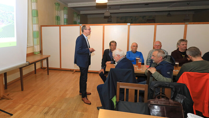 Bürgermeister Martin Hiergeist (l.) stand Rede und Antwort in der Bürgerversammlung.