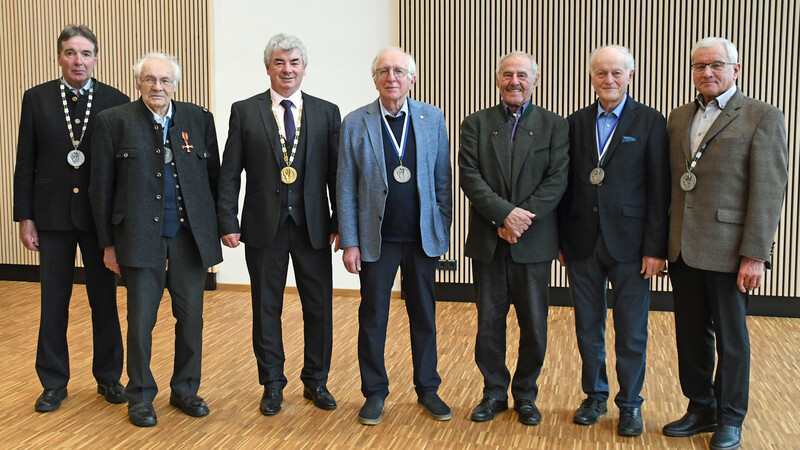 Zweiter Bürgermeister Josef Tafelmeier, Ehrenbürger und Träger der Bürgermedaille Bischöflich Geistlicher Rat Gabriel Kreuzer, Erster Bürgermeister Ludwig Greimel, Träger der Bürgermedaille Joseph Schuster, Träger der Bürgermedaille Erich Stenger, Träger der Bürgermedaille Lorenz Holzner, Dritter Bürgermeister Martin Schuster (von links).