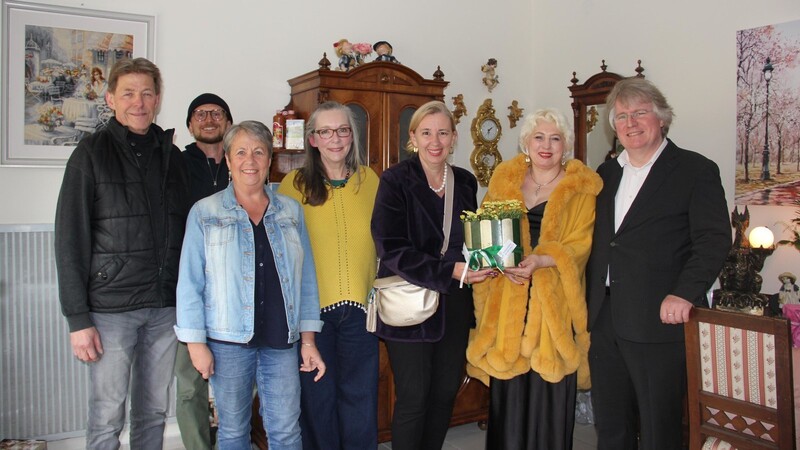 Freuten sich über den "Drachenwald-Verlag" in der Metzstraße: die Freiräume-Mitglieder um Carola Höcherl-Neubauer (3.v.r.) und die Pächter selbst, Tetiana und Martin Wachinger (r.).