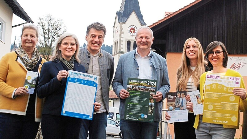 Attraktive Angebote finden sich auf den Plakaten - darunter auch die Buslinie im Stundentakt. Bei der Versammlung sprachen Landkreis-Tourismusreferentin Birgit von Byern, Sankt Englmars Touristinfoleiterin Astrid Piermeier, Destinationsmanager Günter Reimann (Tourismusverband Ostbayern), Sankt Englmars Bürgermeister Anton Piermeier, Bianca Rösch (Tourismusverband Ostbayern) sowie Manuela Zacherl ("FeWo ReDesign", von links).