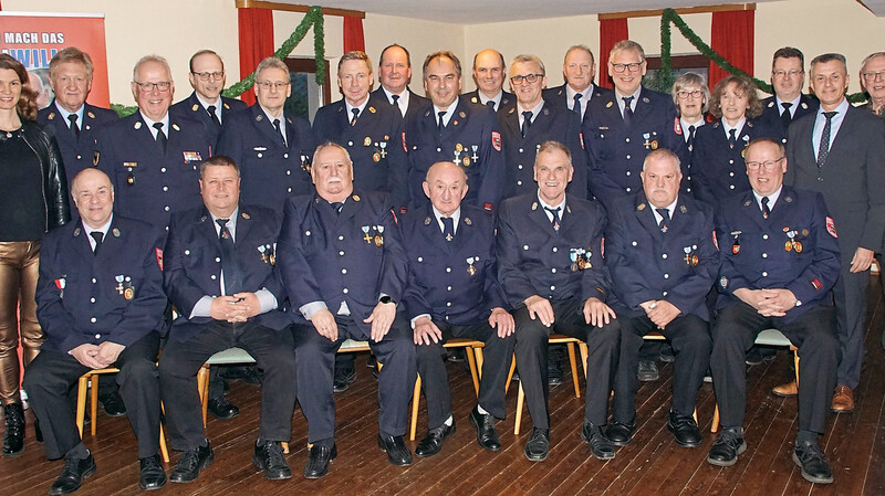 Die Geehrten für 40 und 50 Jahre mit der Landrätin, den Feuerwehrführungskräften des Landkreises und den Bürgermeistern.