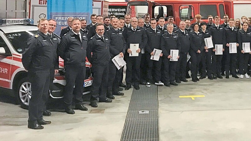 Viele Feuerwehrleute wurden für ihren langjährigen aktiven Dienst von Stadtbrandrat Stephan Bachl (links), Stadtbrandinspektor Michael Schießl (3.v.l.) und Bürgermeister Dr. Albert Solleder (3.v.r.) geehrt oder befördert. Mit auf dem Foto Bürgermeister Werner Schäfer (2.v.r.), MdL Josef Zellmeier (4.v.r.) und SPD-Stadtrat Peter Euler (rechts).