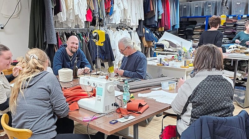 Viele Hände packen mit an, damit bis zum Gennßhenkherfest alle Gewänder fertig sind.