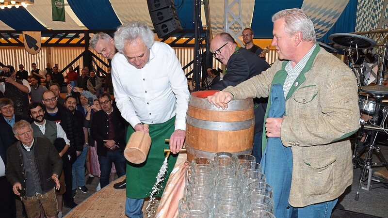 Premiere für Petz: Der Landrat durfte an seinem 67. Geburtstag den Bieranstich beim Frühlingsfest übernehmen und machte seine Aufgabe nicht schlecht: Nach fünf Schlägen saß der Wechsel fest im Banzen - und der Gerstensaft konnte fließen.